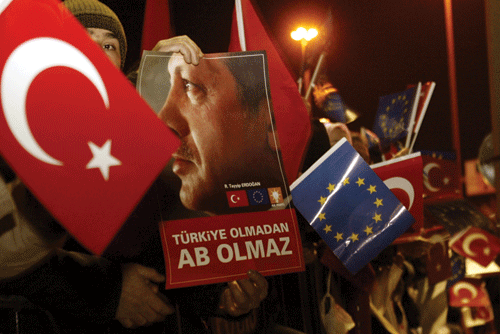CC_A-supporter-of-Justice-and-Developpmenurk-International-Airport-in-Istanbul,-early-18-December-2004