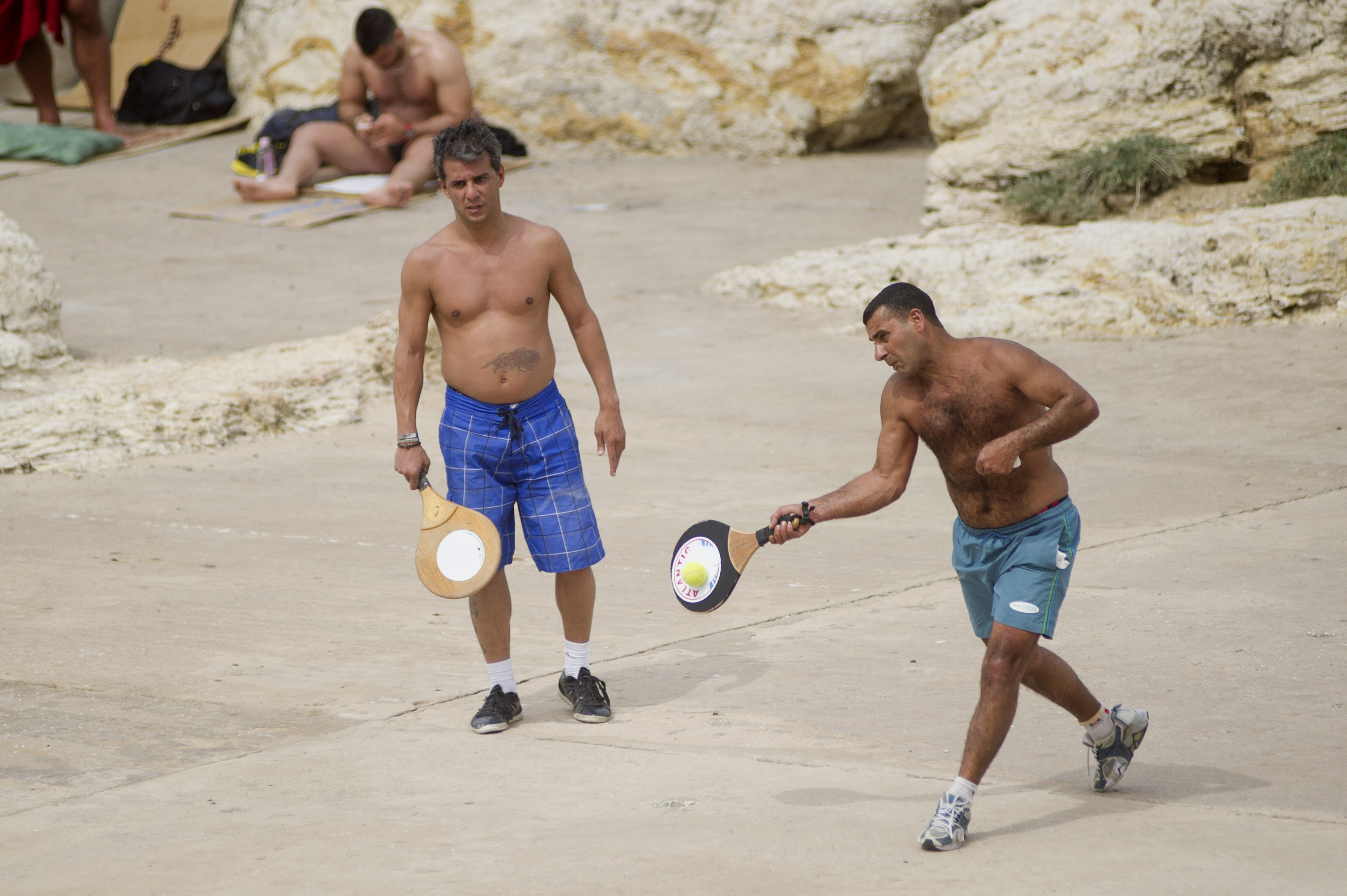 GR31273 Two men playing paddleball