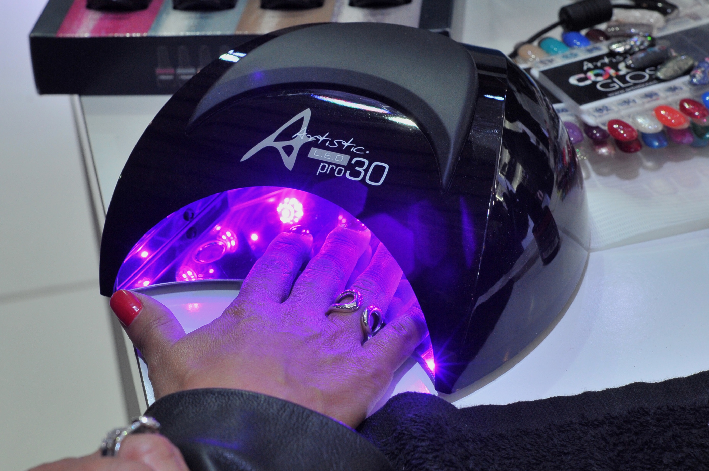 InShape4 A machine helps dry nail polish