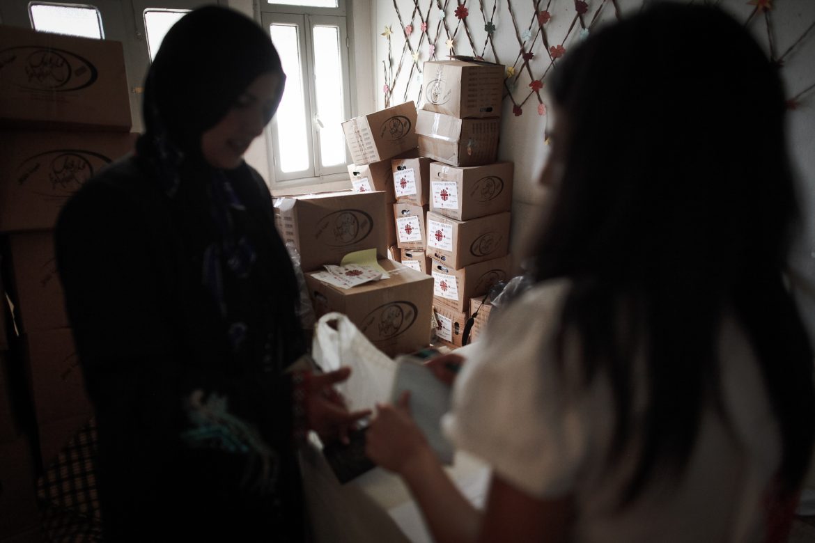 Syrian refugees in Lebanon – refugees collect food and other aid – Sam Tarling